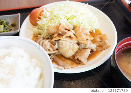 美味しい豚肉しょうが焼き定食 美味しい豚肉しょうが焼き定食 123171789