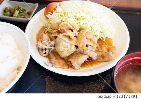 美味しい豚肉しょうが焼き定食 123171791