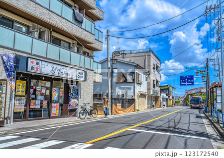 神奈川県川崎市の都市風景　久地駅　久地駅駅前通り商店会 123172540