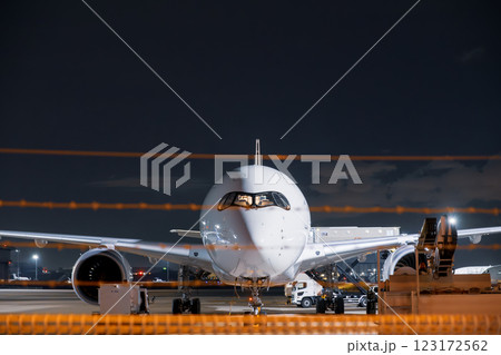 【#空港】夜の空港に止まっている飛行機 【#空港】夜の空港に止まっている飛行機 123172562