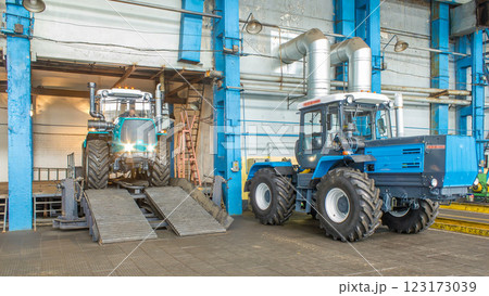 Conveyor assembly final stage of tractor at factory timelapse 123173039
