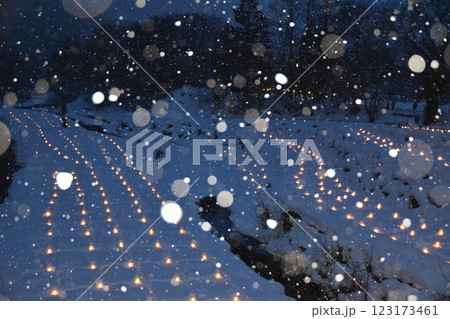 雪が舞う湯西川かまくら祭の夜 栃木 雪が舞う湯西川かまくら祭の夜 栃木 123173461