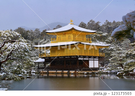 雪の降る金閣 京都 雪の降る金閣 京都 123173503
