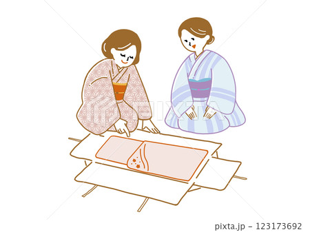 たとう紙を広げて着物の確認をする柄の着物を着た2人の女性 123173692