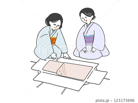 たとう紙を広げて着物を確認する無地の着物を着た2人の女性 123173696