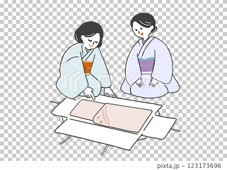 たとう紙を広げて着物を確認する無地の着物を着た2人の女性 123173696