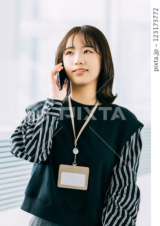 スマホで話す笑顔の女性・ビジネスウーマン スマホで話す笑顔の女性・ビジネスウーマン 123173772