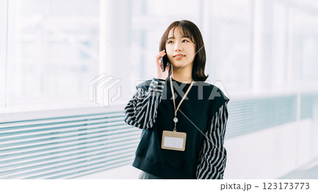 スマホで話す笑顔の女性・ビジネスウーマン スマホで話す笑顔の女性・ビジネスウーマン 123173773