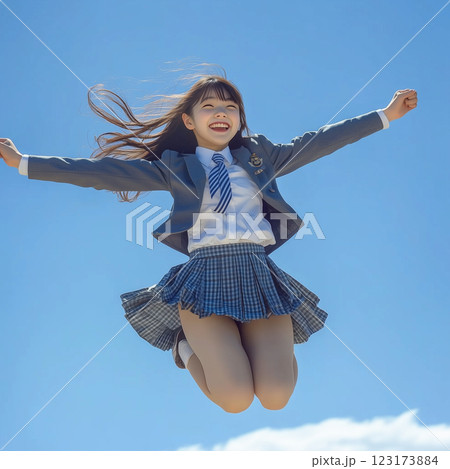 大学受験に合格にてジャンプして喜ぶ制服姿の女子高生 大学受験に合格にてジャンプして喜ぶ制服姿の女子高生 123173884