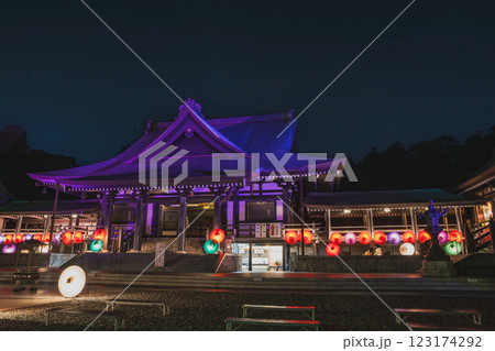 袋井市にある法多山尊永寺の本堂と和傘アートのライトアップの風景(静岡県) 袋井市にある法多山尊永寺の本堂と和傘アートのライトアップの風景(静岡県) 123174292
