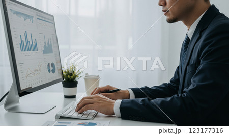 データ分析に集中するビジネスパーソンのワークシーン データ分析に集中するビジネスパーソンのワークシーン 123177316