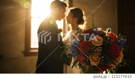夕陽に包まれたロマンチックなウェディング – 幸せを象徴するブーケと新郎新婦 123177610