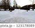 雪と細く除雪された歩道橋2 北海道釧路町 123178089