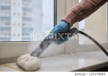Using a Steam Roller to Clean Windows Effectively for a Beautiful and Sparkling Shine 123179064