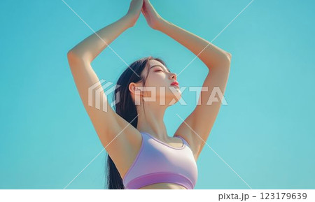 青空を背景にヨガのポーズをとる女性 青空を背景にヨガのポーズをとる女性 123179639