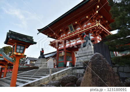 冬の伏見稲荷大社 楼門【重要文化財】 冬の伏見稲荷大社 楼門【重要文化財】 123180091