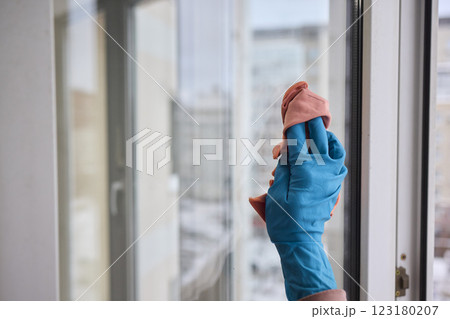 Utilizing a Cloth to Clean the Window for Achieving a Pristine and Sparkling Shine Effect 123180207
