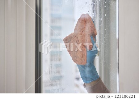 Utilizing a Cloth to Clean the Window for Achieving a Pristine and Sparkling Shine Effect Utilizing a Cloth to Clean the Window for Achieving a Pristine and Sparkling Shine Effect 123180221
