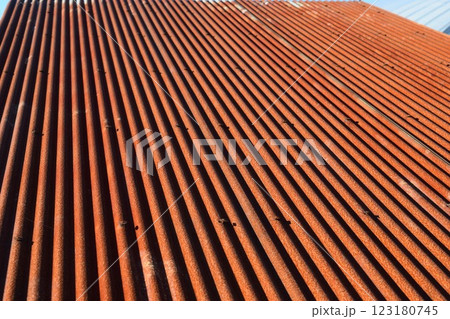 錆びた波トタンの屋根 123180745