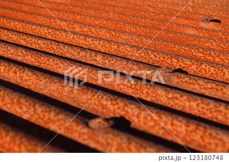 錆びた波トタンの屋根 123180748