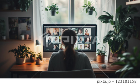 自宅でリモート会議に参加する女性 123181158