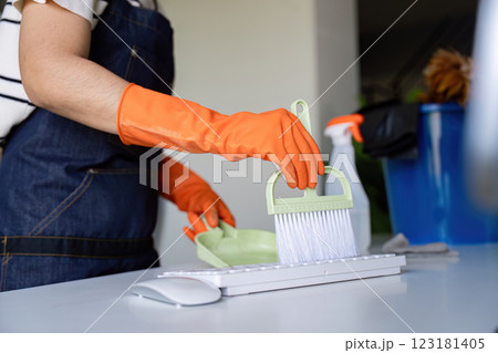 Diligent Cleaner Using Dustpan Set for Office Hygiene Diligent Cleaner Using Dustpan Set for Office Hygiene 123181405