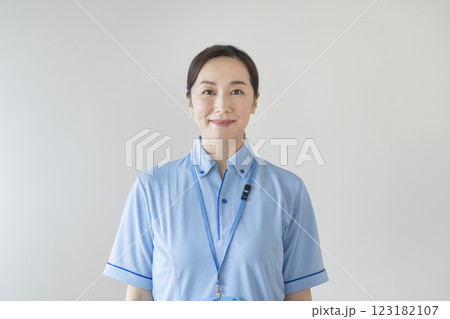 ブルーのポロシャツを着たカメラ目線の30代の女性　施設スタッフ　イメージ 123182107