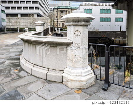 東京都内で現存する最古の石橋【常磐橋】の親柱 123182112