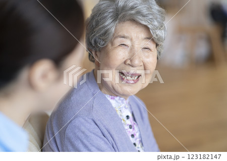 介護スタッフと話しをする笑顔のシニア女性　 123182147