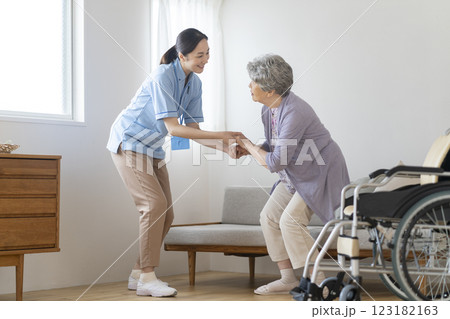 女性介護スタッフと高齢の女性 123182163