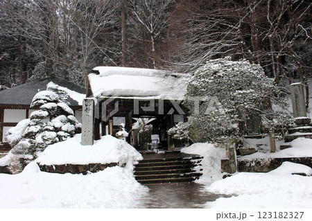 雪の山寺 山門 立石寺 山形県 雪の山寺 山門 立石寺 山形県 123182327