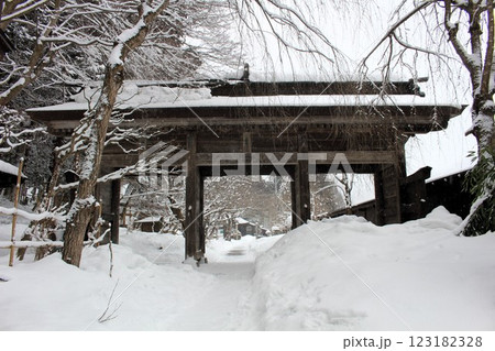 雪の山寺 本坊の門 立石寺 山形県 雪の山寺 本坊の門 立石寺 山形県 123182328