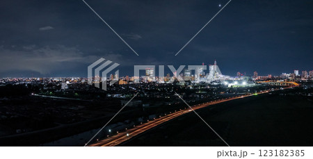 空撮「埼玉県」さいたま新都心の夜景　さいたま市 123182385