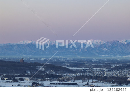 早朝の帯広市と日高山脈 早朝の帯広市と日高山脈 123182425