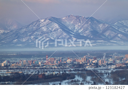 早朝の帯広市と日高山脈 123182427