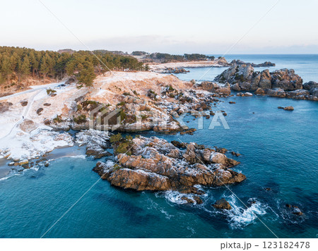 空撮「青森県」雪景色の中須賀・種差海岸　八戸市 123182478