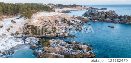 空撮「青森県」雪景色の中須賀・種差海岸　八戸市 123182479