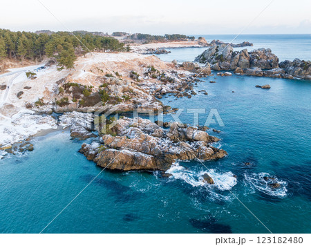 空撮「青森県」雪景色の中須賀・種差海岸　八戸市 123182480
