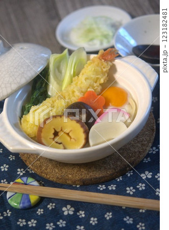 鍋焼きうどん 鍋焼きうどん 123182481