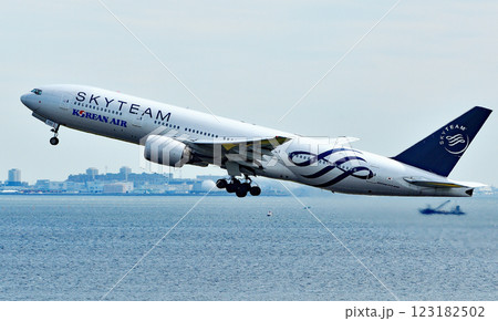 エアコリアB777-300羽田離陸上昇 123182502