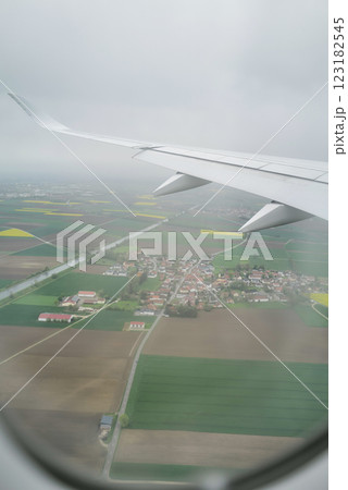 田園風景を見下ろす飛行機の翼 123182545