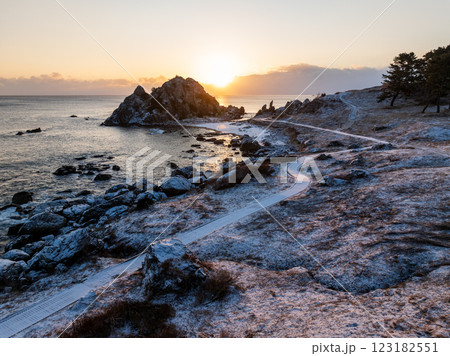 空撮「青森県」雪景色の中須賀が朝日でオレンジ色に包まれる風景・種差海岸 八戸市 空撮「青森県」雪景色の中須賀が朝日でオレンジ色に包まれる風景・種差海岸 八戸市 123182551