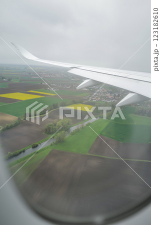 田園風景を見下ろす飛行機の翼 123182610