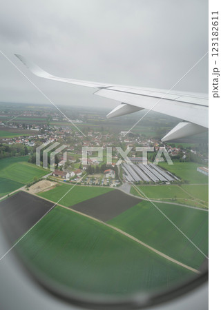 田園風景を見下ろす飛行機の翼 123182611