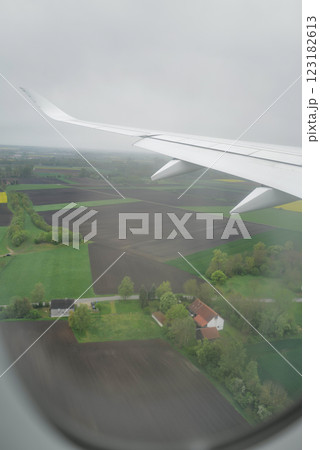 田園風景を見下ろす飛行機の翼 123182613