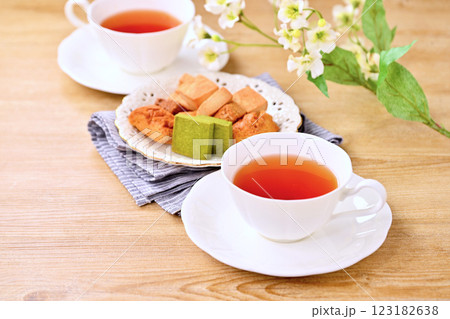 紅茶のティータイム。クッキーを添えて二人で。 紅茶のティータイム。クッキーを添えて二人で。 123182638