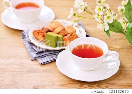 紅茶のティータイム。クッキーを添えて二人で。 紅茶のティータイム。クッキーを添えて二人で。 123182639