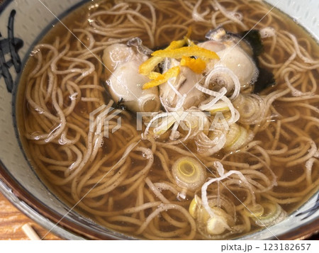 温かい牡蠣蕎麦 温かい牡蠣蕎麦 123182657