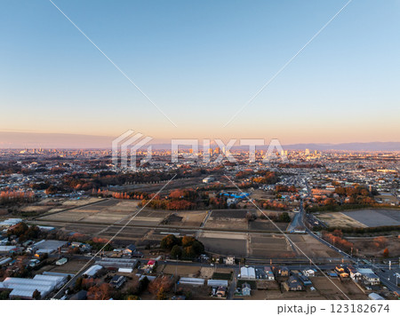 空撮「埼玉県」朝日でオレンジ色に包まれるさいたま新都心と富士山の風景 さいたま市 空撮「埼玉県」朝日でオレンジ色に包まれるさいたま新都心と富士山の風景 さいたま市 123182674