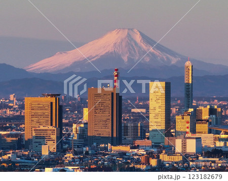 空撮「埼玉県」朝日でオレンジ色に包まれるさいたま新都心と富士山の風景　さいたま市 123182679
